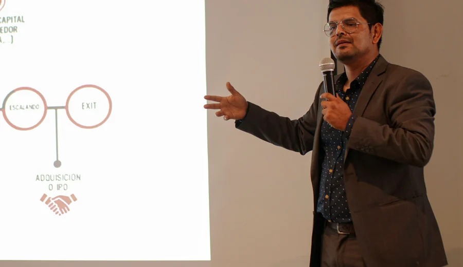 Arturo Ayala durante una ponencia